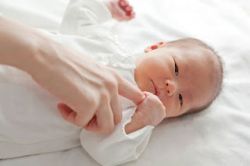 születés